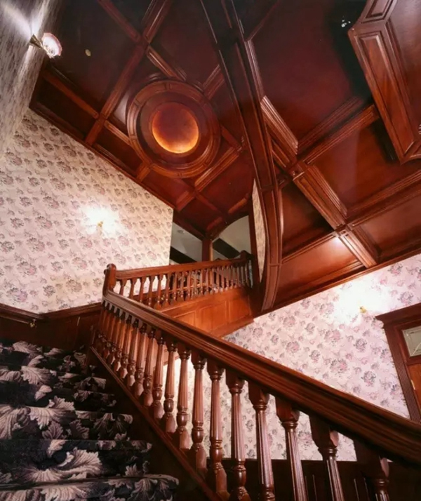 楼梯应该安装在哪里 唐朝楼梯教你如何选择安装实木楼梯的位置