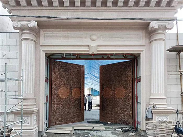 帝虎门业丨壮观的超大铸铝门是哪家企业生产的