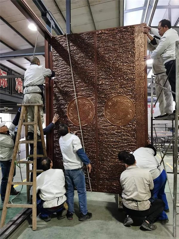 帝虎门业丨壮观的超大铸铝门是哪家企业生产的